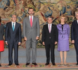 Fotografía de grupo de Su Alteza Real el Príncipe de Asturias con el rector de la Universidad Autónoma de Madrid y una representación de la "Red 